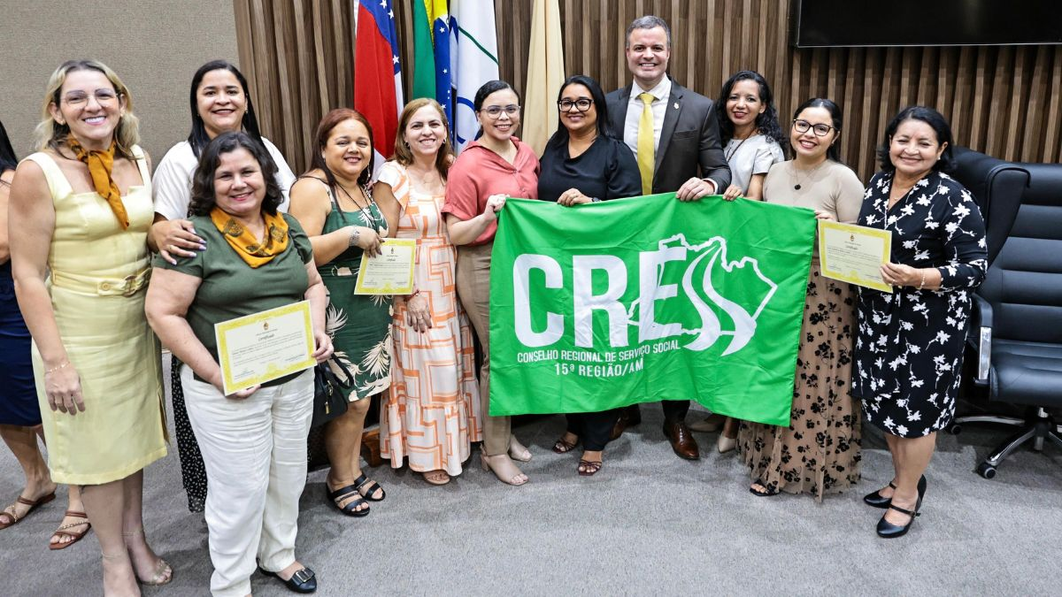 Vereador Rodrigo Sá enfatiza o papel dos assistentes sociais na sessão solene na Câmara Municipal