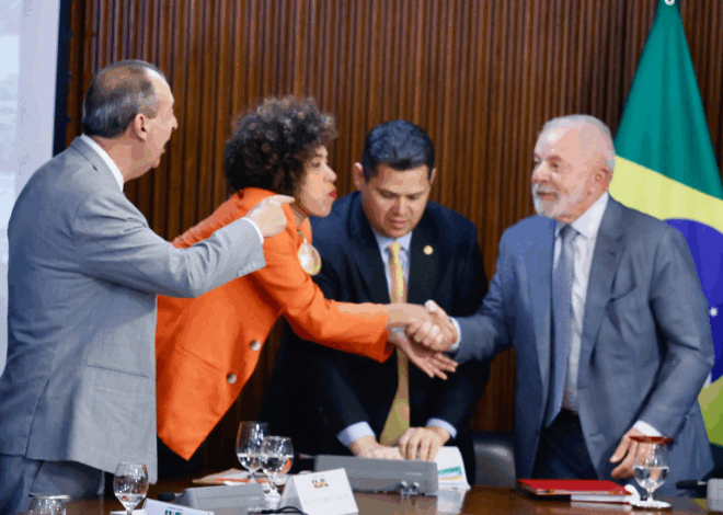Omar Aziz e Lula assinam MP que isenta 60 milhões de pessoas do setor elétrico