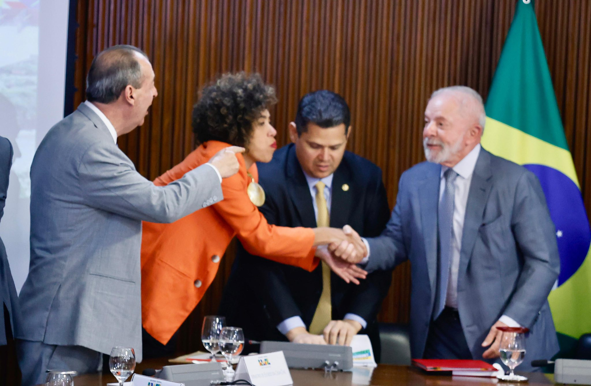 Omar Aziz e Lula assinam MP que isenta 60 milhões de pessoas do setor elétrico