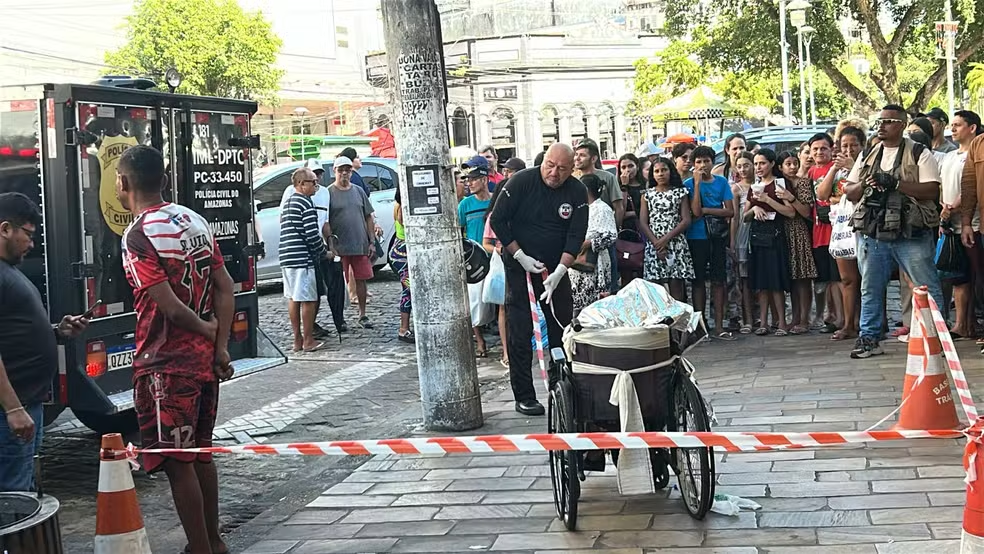 Neto é preso ao andar com corpo do avô em cadeira de rodas no centro de Manaus