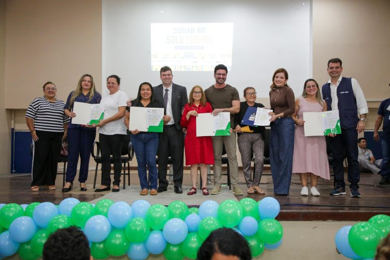 Governo do Amazonas entrega 300 títulos definitivos do Conjunto Viver Melhor 1
