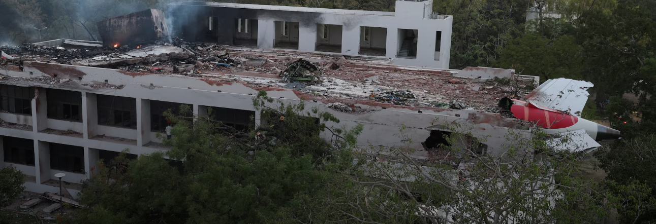 Fotos: Restos no local do acidente da Air India com mais de 290 mortos