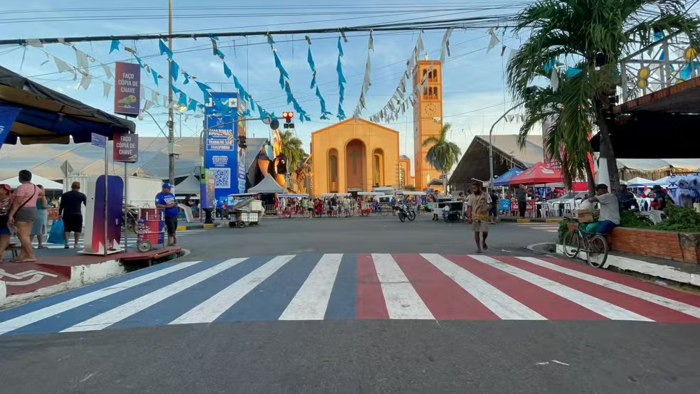 Rivalidade entre Caprichoso e Garantido separa Parintins em azul e vermelho