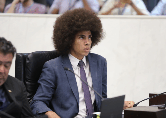 Conselho de Ética aprova suspensão do mandato de Renato Freitas por defender professores no PR
