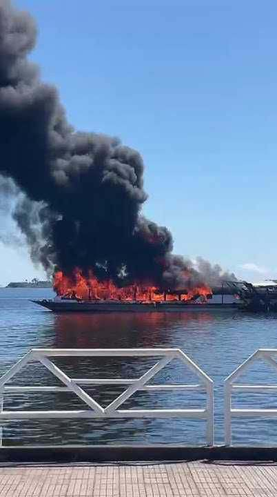 Lancha “Gold Star” pega fogo no Rio Tapajós
