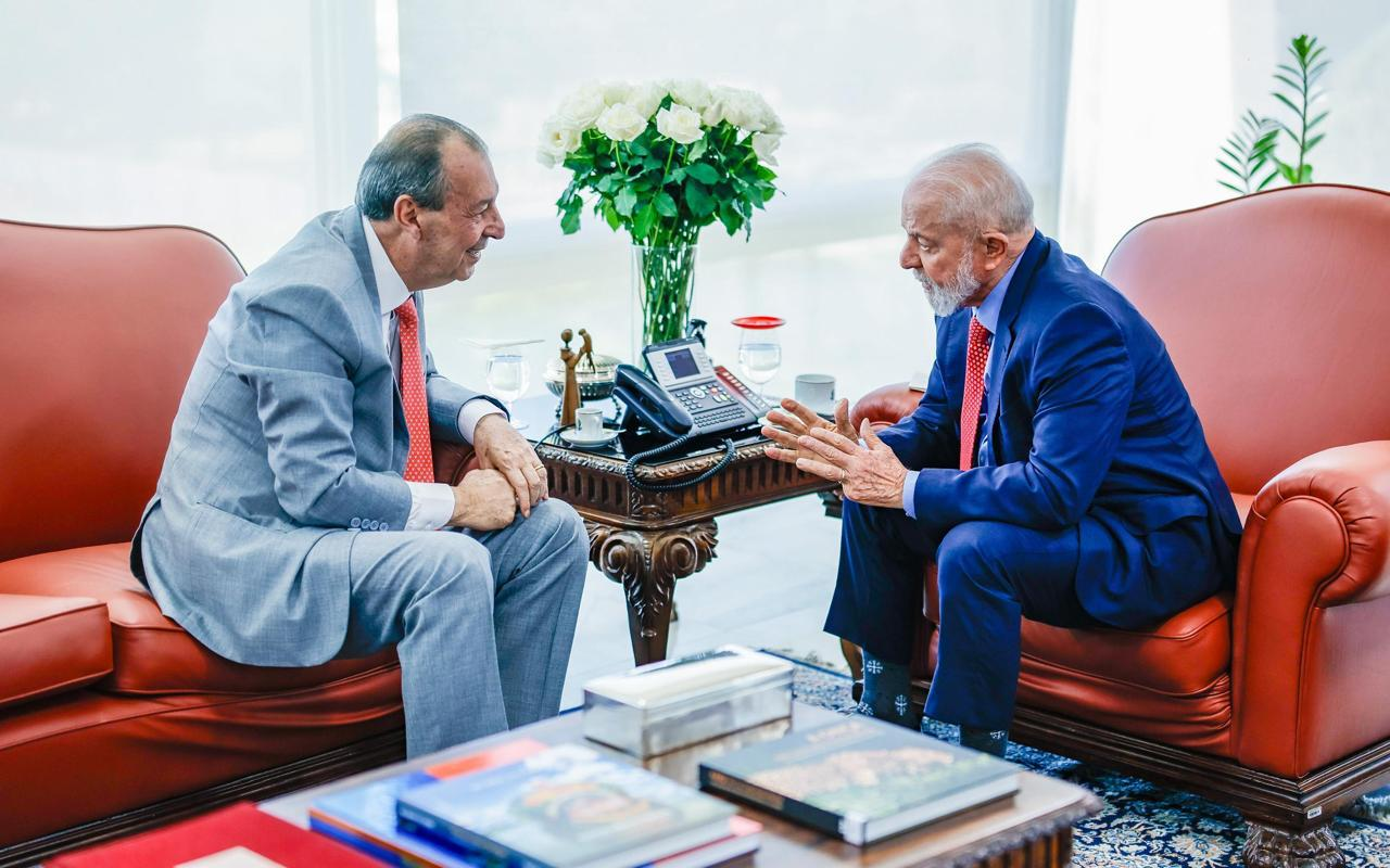 Energia gratuita para quem mais precisa: Omar Aziz apoia nova lei que beneficia famílias carentes.