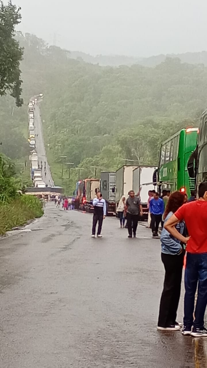 Caminhão com milho fica atravessado e impede tráfego na BR-174