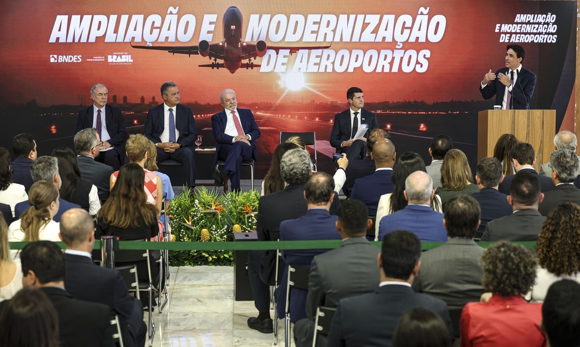 Ministro celebra anúncio de R$ 5,7 bi para ampliar aeroportos no país