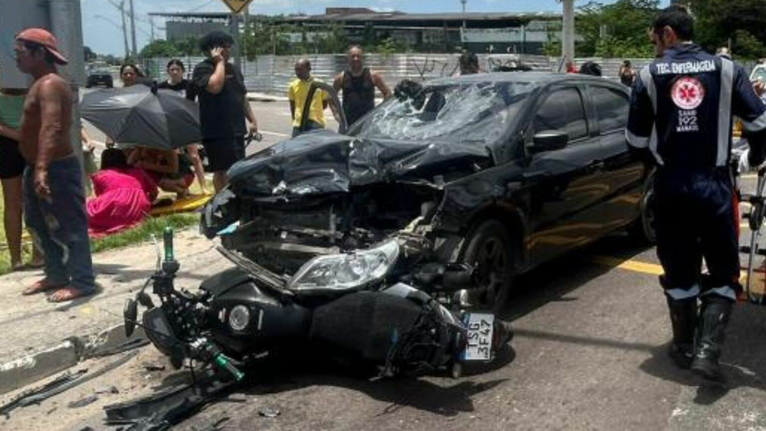 Um Grave Acidente entre carro e moto deixa cinco feridos na Bola da Suframa