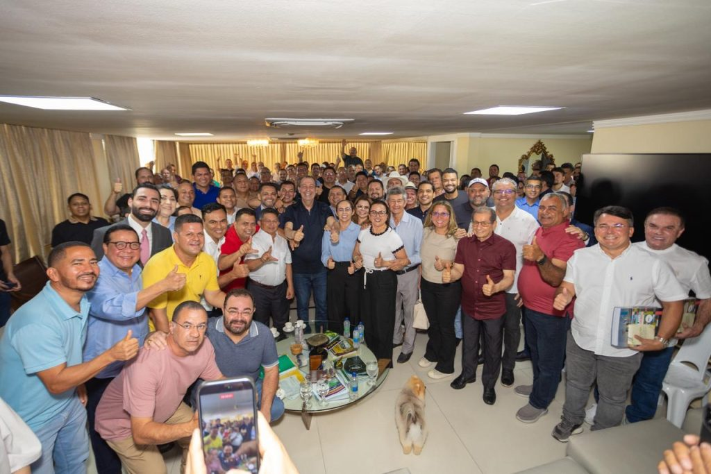 Omar Aziz reúne mais de 100 lideranças e amplia articulação para 2026 no Amazonas