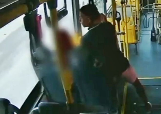 Assaltante que esfaqueou passageira em ônibus é capturado e torturado por “tribunal do crime” em Manaus/Veja Vídeo