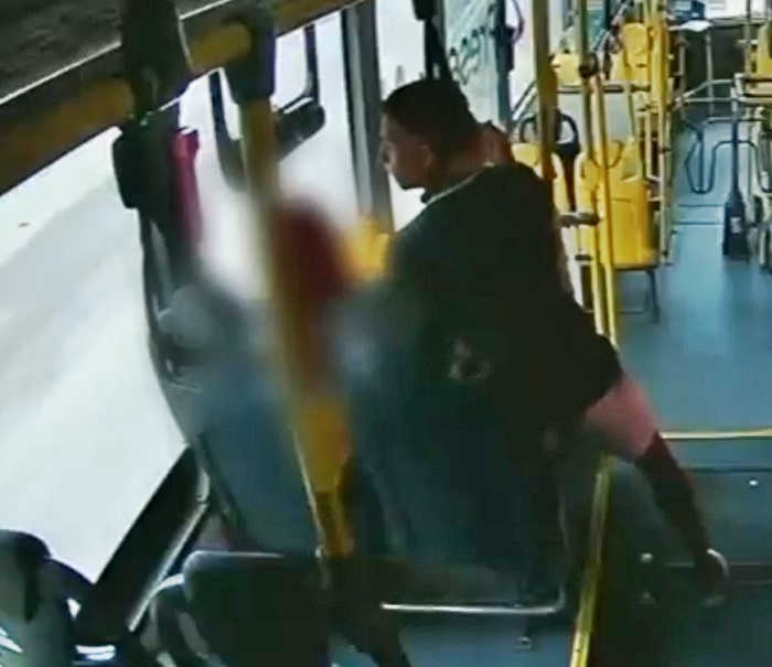 Assaltante que esfaqueou passageira em ônibus é capturado e torturado por “tribunal do crime” em Manaus/Veja Vídeo