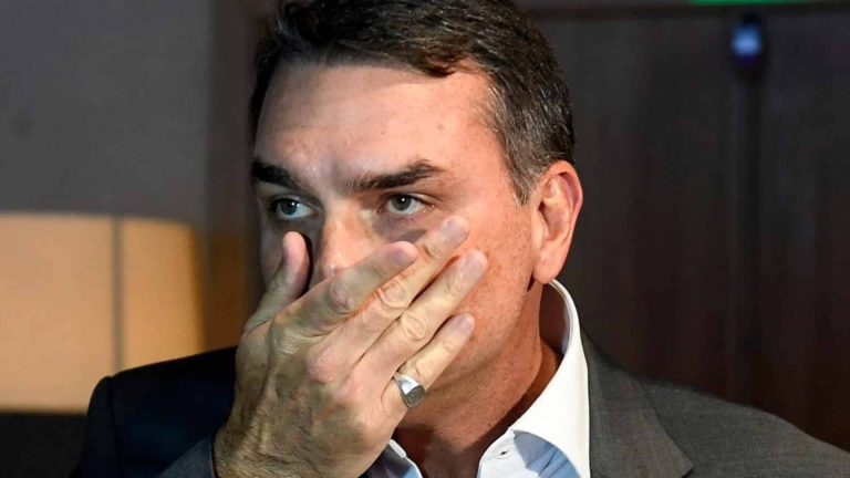Caso Vorcaro explode no PL e ameaça planos eleitorais de Flávio Bolsonaro