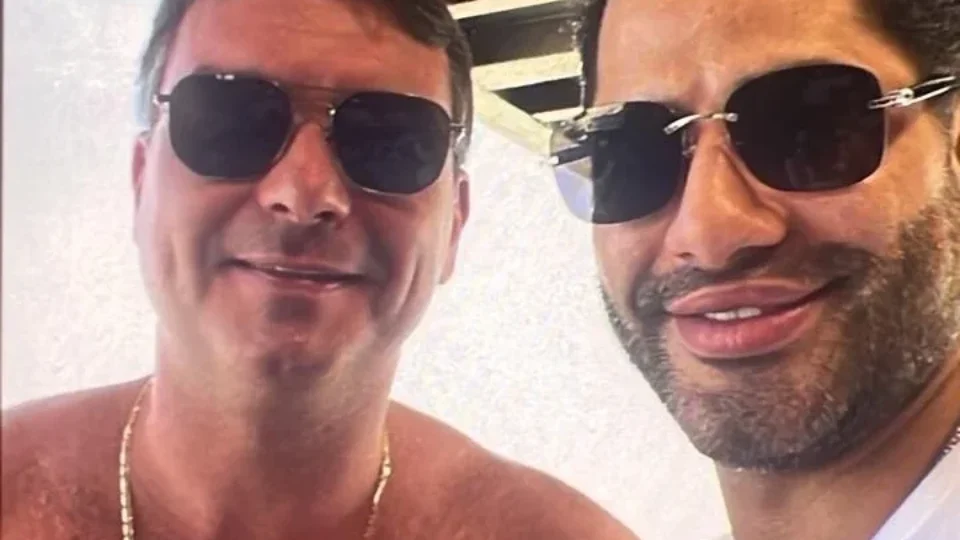 Site mostra foto de Flávio Bolsonaro com capanga de Vorcaro