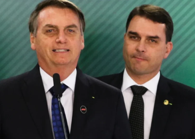 Flávio Bolsonaro repete discurso do pai sobre urnas em encontro com diplomatas estrangeiros